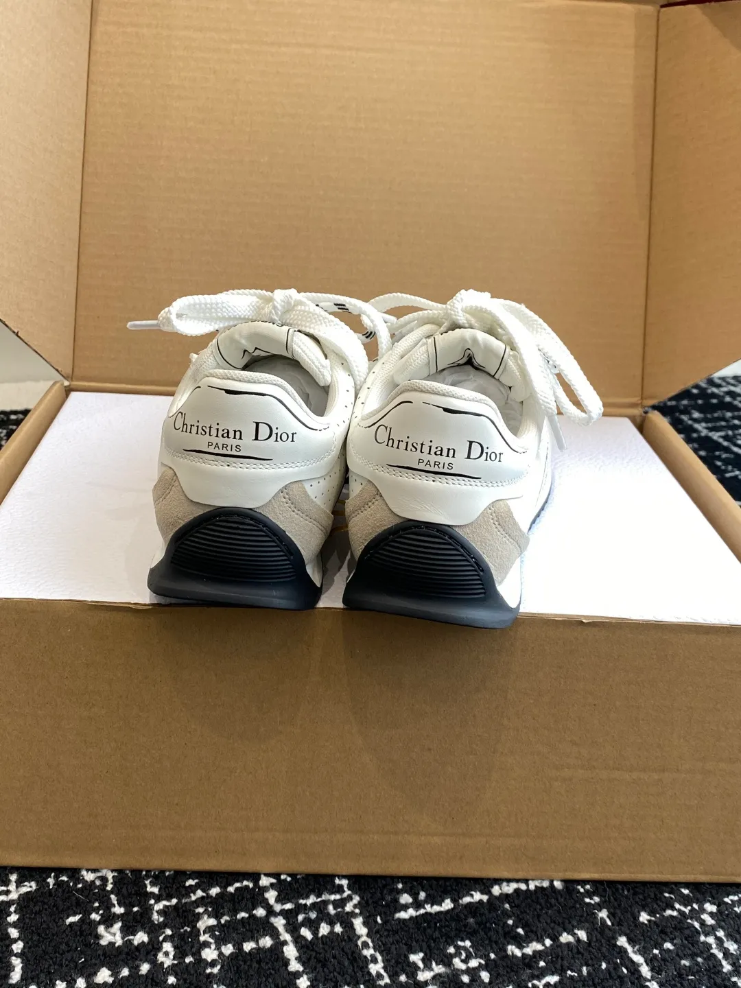 👟👟Ex-factory price 680👟👟 Purchasing grade (synchronized on the official website ✈️box packaging) Dior D-Sketch sneakers made a wonderful appearance at the Dior 25ss spring and summer ready-to-wear series show, highlighting the classic retro aesthetics. They are carefully made of white nylon and cow leather, decorated with printed logos inspired by the shoe production stage, with beige suede cowhide panels and double shoelaces. Handwritten Christian Dior Paris signature on the side, Christian Dior Paris signature panels and plaques on the heel and tongue. Paired with two-tone slim rubber soles, they add a touch of couture to any casual look. Size: #Female 35-40 (No return or exchange if order is made at 40) #Men 39-45 (No return or exchange if order is made at 45) (It will be shipped in about 20 days under development)